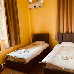  Bed and breakfast Auto Tana Albania